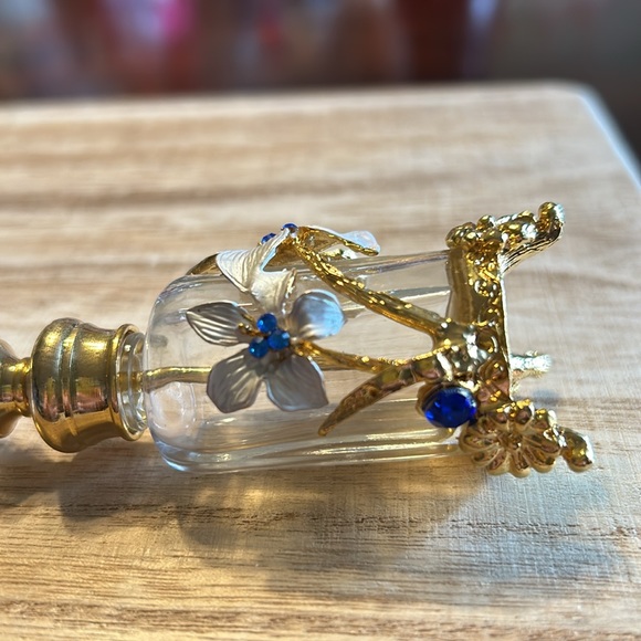💕HOST PICK 💕Perfume Bottle Vintage 3 Leg White Flowers Blue Crystals Gold Tone - Picture 16 of 16